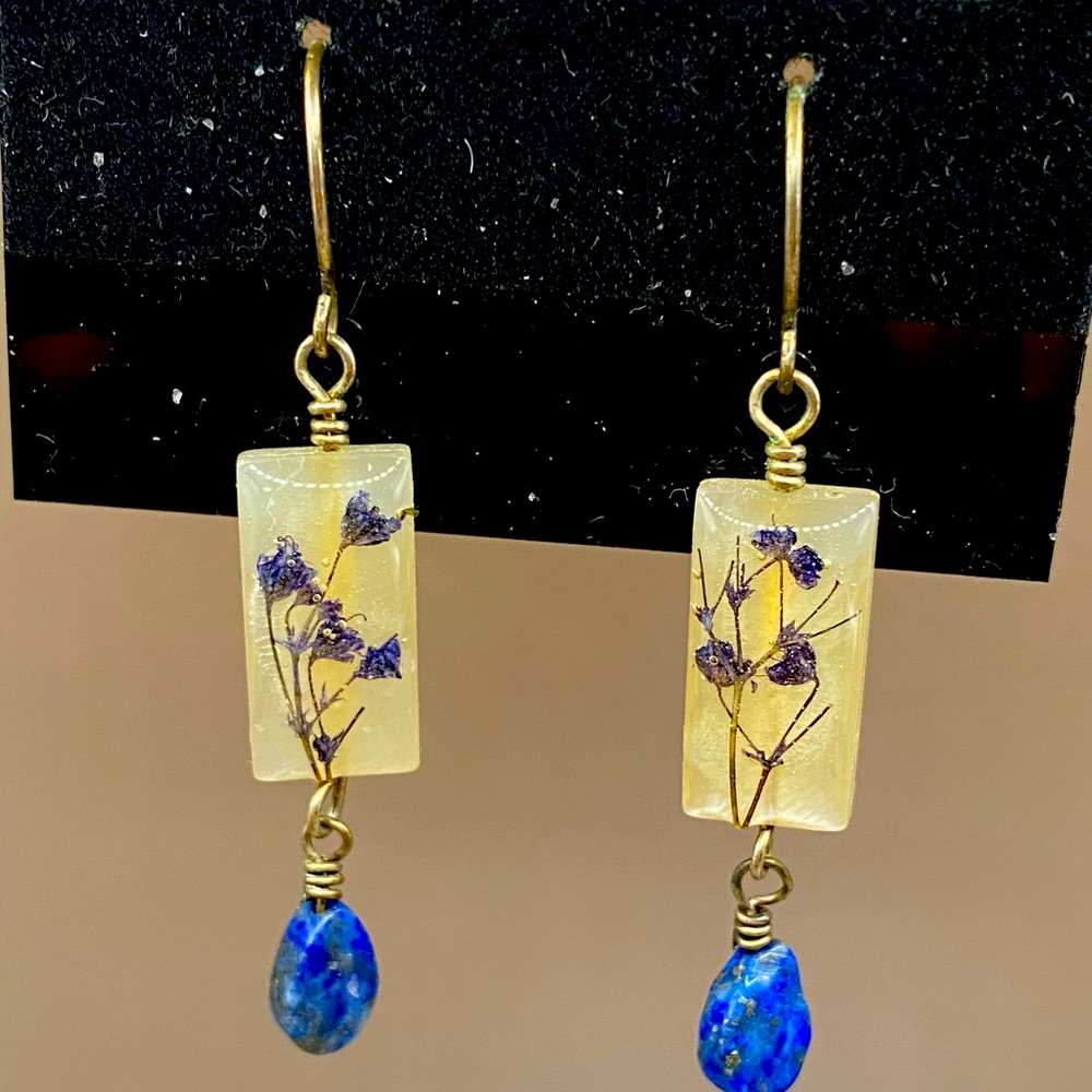 Dangle earrings with flower and blue stone